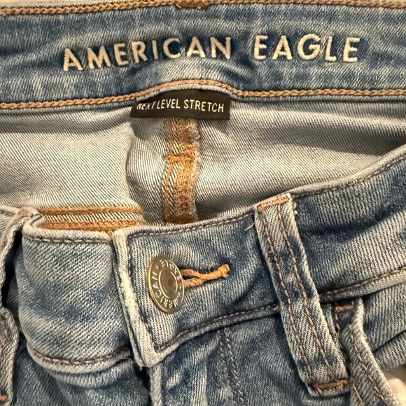 American Eagle High Rise Distressed Jegging 4R Light Wash. - Picture 3 of 6